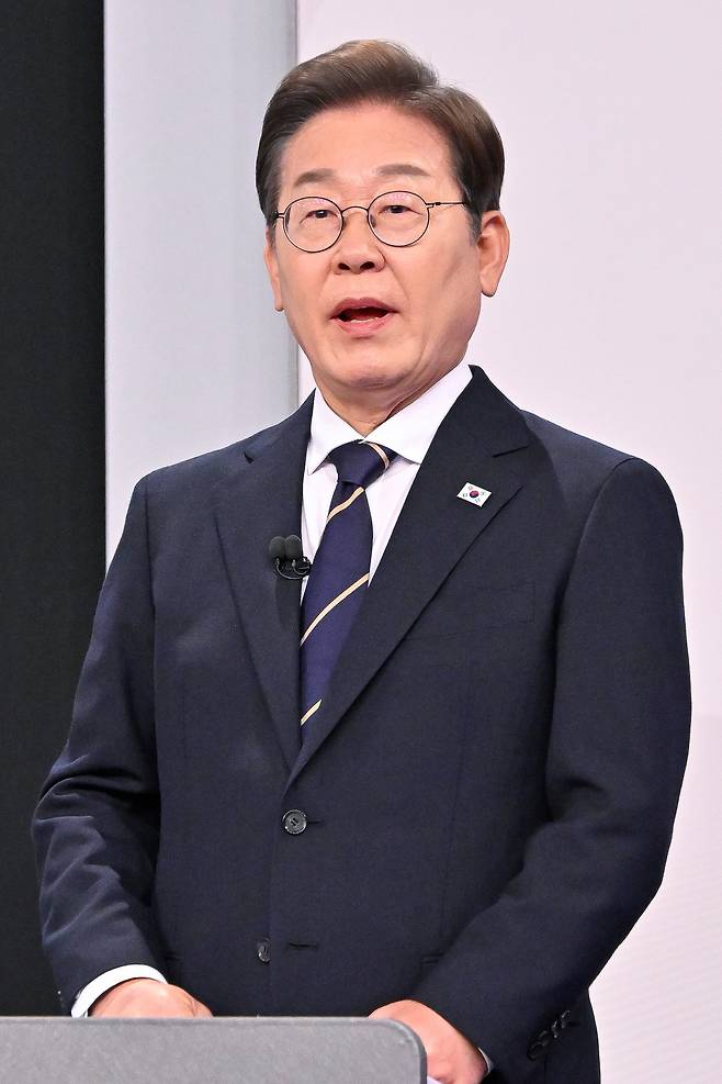 이재명 더불어민주당 대선 후보가 18일 서울 마포구 SBS프리즘타워에서 열린 중앙선거방송토론위원회 주관 제21대 대통령선거 후보자 토론회 시작에 앞서 준비하고 있다. /뉴시스