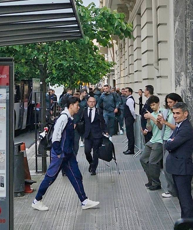 구단 버스에서 내린 손흥민이 빌바오 숙소 쪽으로 걸어가고 있다. / 장민석 기자