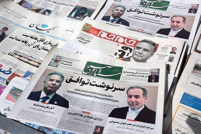 지난 12일 오만의 수도 무스카트에서 전날 있었던 4차 핵협상을 결과를 보도하는 이란 일간지들. 스티브 위트코프 미 중동 특사와 압바스 아라그치 이란 외무장관의 사진을 나란히 실었다./EPA 연합뉴스