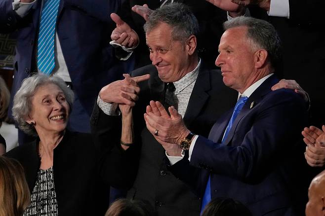 지난 3월4일 트럼프 대통령의 미 연방 상하원 국정연설에서, 러시아에 억류돼 있었던 미국인 교사 마크 포겔과 그의 어머니가 포겔을 구출해낸 위트코프를 가리키며 감사의 표시를 하고 있다. /AP 연합뉴스