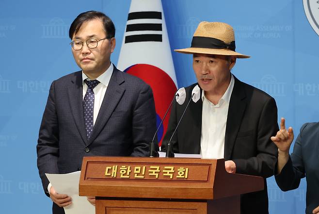2023년 12월 '서해 공무원 피살 사건' 고 이대준 씨의 형 이래진(오른쪽) 씨가 기자회견을 하고 있다./연합뉴스
