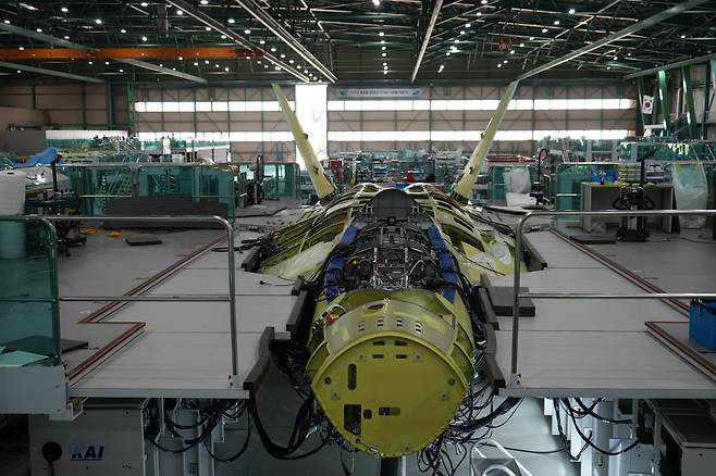 경남 사천시 한국항공우주산업(KAI)에서  조립 중인 KF-21 최초양산 1호기 모습. /방위사업청