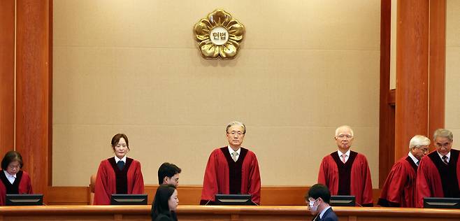 김형두(가운데) 헌재소장 권한대행을 비롯한 헌법재판관들이 20일 오후 서울 종로구 헌법재판소에서 열린 고발사주 의혹 손준성 대구고검 차장검사(검사장)의 탄핵 심판 두 번째 변론기일에 참석하고 있다. /뉴스1