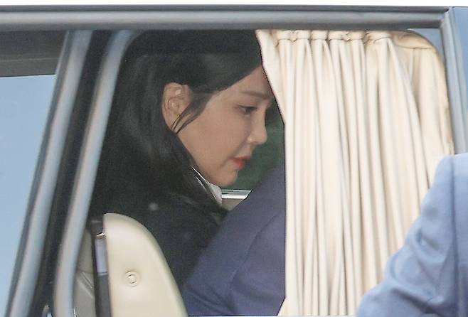 윤석열 전 대통령의 부인 김건희 여사가 헌법재판소 파면 선고 후 7일만인 지난 4월 11일 오후 서울 용산구 한남동 관저를 떠나고 있다./김지호 기자