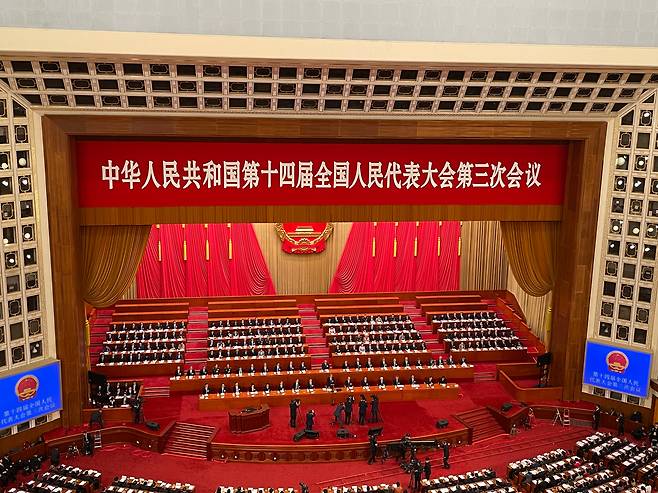 5일 중국 베이징 인민대회당에서 열린 전국인민대표대회에서 리창 국무원 총리가 업무보고를 하고 있다./이윤정 기자