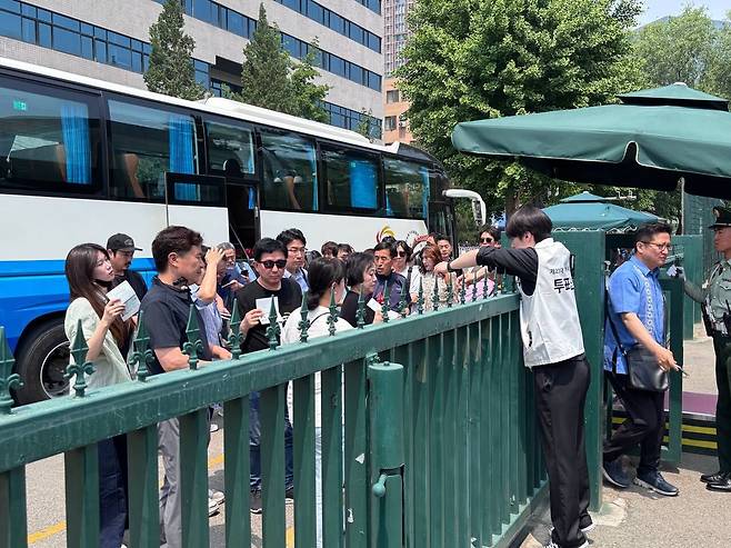 20일 오전 11시 30분쯤 톈진에서 온 교민들이 주중한국대사관 투표소로 들어서기 위해 신분증을 확인하고 있다. /베이징=이은영 특파원