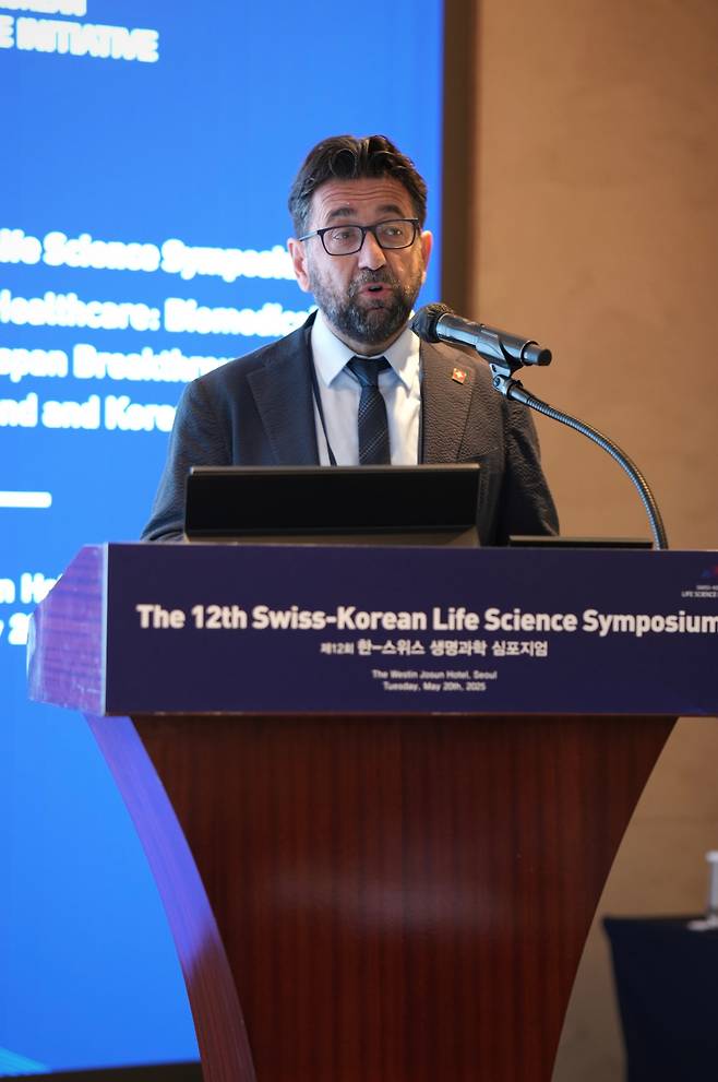 실베스트로 미세라 스위스 로잔연방공과대(EPFL) 교수는 손과 손가락 신경 기능을 회복하기 위한 착용형 장치를 소개했다./주한스위스대사관