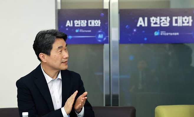 이주호 대통령 권한대행 부총리 겸 교육부 장관이 20일 서울 중구 한국재정정보원에서 열린 국가인공지능위원회 현장소통 간담회에 참석했다. /연합뉴스