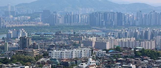 서울 남산에서 바라본 용산과 반포 일대 아파트 단지 모습./연합뉴스