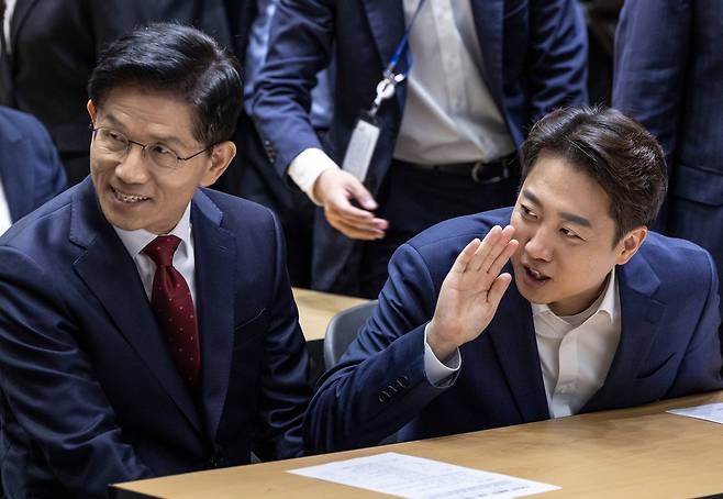 국민의힘 김문수 대선후보와 개혁신당 이준석 대선후보가 19일 서울 중구 서울시청에서 열린 '약자와 동행하는 서울 토론회'에 참석해 내빈들과 인사하고 있다. /연합뉴스