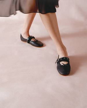 벨트 디테일의 플랫슈즈 ‘레페토 소피아’