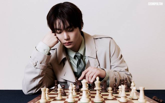 정현규가 입은 트렌치코트, 셔츠, 타이는 모두 Fendi.