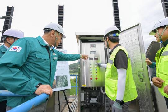 공주시는 다가오는 여름철 우기를 대비하여 오는 23일까지 관내 국가하천과 지방하천에 설치된 수문 87개소에 대한 일제 점검에 나선다. 사진=공주시 제공