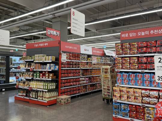 20일 충청권의 한 홈플러스 점포에서 직원이 상품 진열대에 물류를 채우고 있다. 이다온 기자