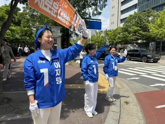 더불어민주당 소속 서다운(왼쪽부터)·손도선·최미자 대전 서구의원이 20일 대전 서구 둔산동 시청역 네거리에서 선거 운동을 하고 있다. 우혜인 기자