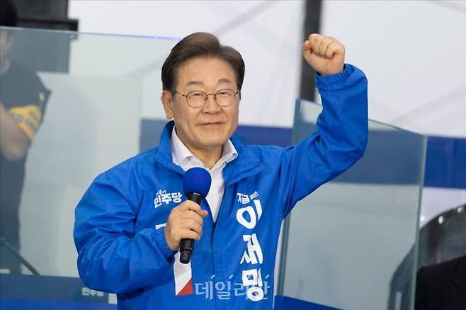 이재명 더불어민주당 대선 후보가 지난 19일 오후 서울 마포구 홍대 KT&G 상상마당 앞에서 열린 유세에서 지지자들의 환호에 손을 들어 답을 하고 있다. ⓒ데일리안 홍금표 기자