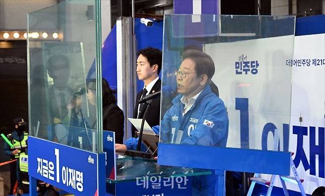 더불어민주당 이재명 대선 후보가 19일 서울 마포구 KT&G 상상마당 앞에서 방탄유리가 설치된 유세차에 올라 연설하고 있다. ⓒ데일리안 홍금표 기자