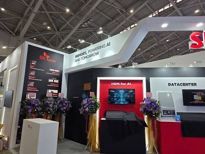 19일 대만 타이베이 컴퓨텍스 2025 전시장에서 SK하이닉스 부스가 꾸려지고 있다.ⓒ임채현 기자