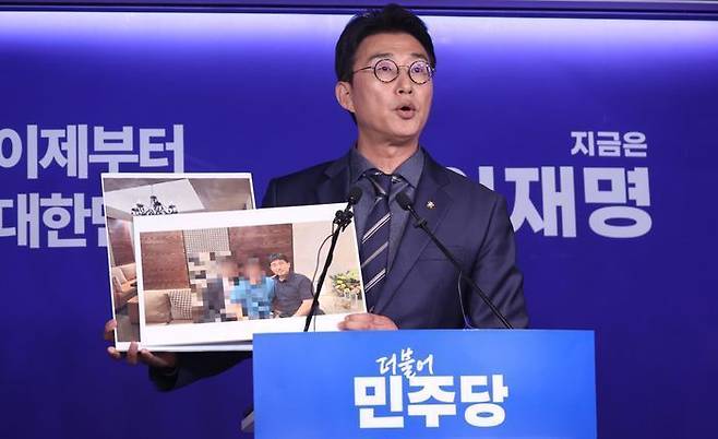 노종면 더불어민주당 선거대책위원회 대변인이 19일 오후 서울 여의도 중앙당사에서 '지귀연 판사 룸살롱 접대 의혹' 관련 사진을 공개하고 있다. ⓒ뉴시스