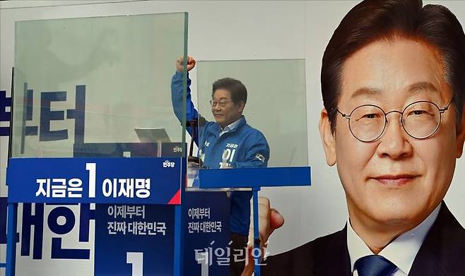 이재명 더불어민주당 대선 후보가 20일 오전 경기도 의정부 행복로에 설치된 유세차량 연단 앞 방탄유리 너머로 선거유세를 하고 있다. ⓒ데일리안 홍금표 기자