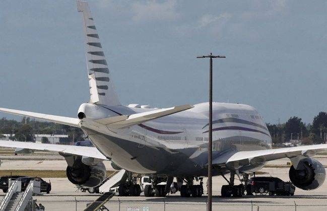 지난 2월 5일 미국 플로리다주 웨스트팜비치 공항에 주기돼 있는 카타르 왕실 소유의 보잉747-8 비행기 앞에 도널드 트럼프 대통령의 관용차가 정차해 있다. 팜비치를 방문하고 있던 트럼프 대통령이 여객기 내부를 살펴본 것으로 알려졌다. ⓒ 로이터/연합뉴스
