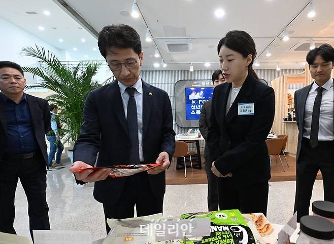 김윤상 기획재정부 차관이 20일 전북 익산 한국식품산업클러스터진흥원-청년식품지원센터를 방문, 청년창업자와의 간담회 시작에 앞서 ‘올다인’ 이지은 대표로부터 제품 설명을 듣고 있다.ⓒ기획재정부