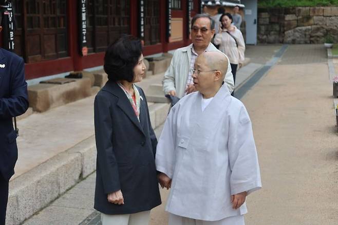 국민의힘 김문수 대선 후보의 배우자 설난영 여사가 20일 서울 은평구 진관사에서 주지 법해스님과 대화하고 있다. ⓒ연합뉴스