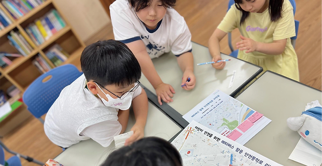초등생들이 메타버스를 활용해 안전한 통학로를 만드는 아이디어를 내고 있다. 성동구 제공