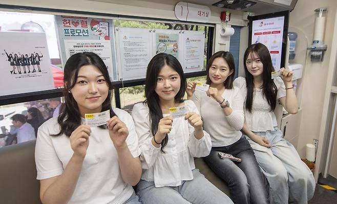 19일 대구 북구 대구보건대에서 열린 헌혈 사랑 나눔 축제 행사장에서 학생들이 헌혈증서를 보여주고 있다. 대구보건대 제공