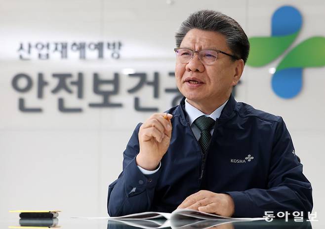 7일 오전 서울 중구 한국산업안전보건공단 서울광역본부에서 김현중 산업안전보건공단 이사장이 국내 산업재해 상황과 해결 방안에 대해 말하고 있다. 김 이사장은 한국노동조합총연맹(한국노총) 부위원장, 중앙노동위원회 근로자위원 등을 지낸 노동, 산업안전 분야 전문가다. 장승윤 기자 tomato99@donga.com