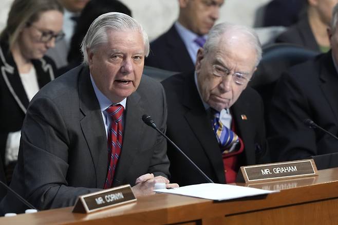 올 1월 상원 사법위원회에서 열린 인준청문회에 참석한 그레이엄 의원(왼쪽). 워싱턴=AP 뉴시스