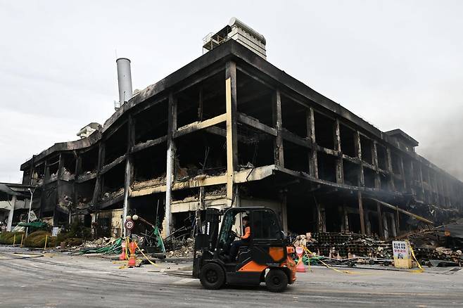금호타이어 광주공장 화재 사흘째인 19일 오전 광주 광산구 금호타이어 2공장이 잿더미로 변해 연기가 피어오르고 있다. 2025.05.19.  [광주=뉴시스]