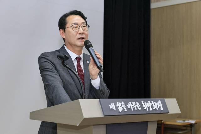 20일 화성특례시청 대회의실에서 열린 특례시 발전 자문 위원회 위촉식에서 정명근 화성특례시장이 인삿말을 하고 있다./사진제공=화성특례시