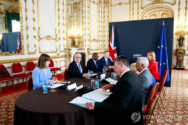 런던에서 마주 앉은 EU-영국. EPA 연합뉴스