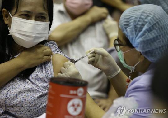 태국의 한 병원에서 코로나19 백신을 접종하고 있다. EPA 연합뉴스