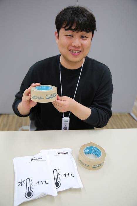 신세계라이브쇼핑이 수해리 종이 테이프와 상변화물질(PCM) 냉매 등 친환경 포장재를 도입한다.