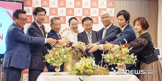 김부향 전 스페인 바르셀로나 한인회장, 이의준 성남산업진흥원장, 소진광 가천대 명예교수, 김선아 아마로스 대표, 임성우 아마로스 회장, 이민우 전 경기신용보증재단 이사장(왼쪽부터) 등이 20일 경기 광주시 '아마로스 K-뷰티 타운' 개관식에 참석해 케이크 커팅을 하고 있다. 김동성 기자