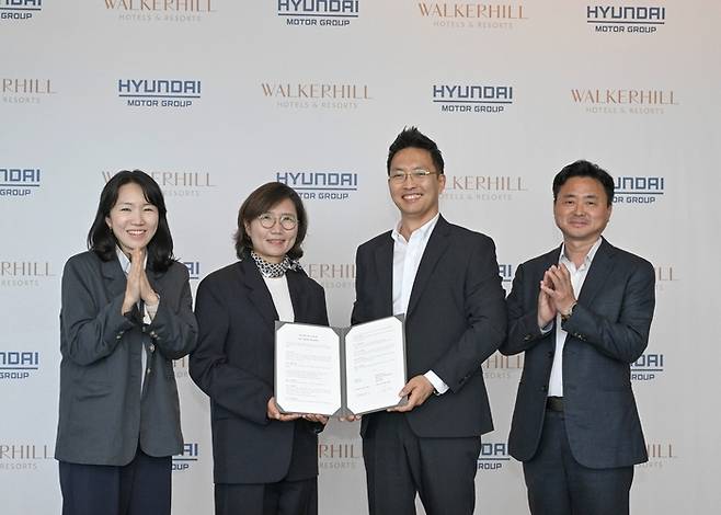 (왼쪽부터) 현대차·기아 AVP 본부 박주영 팀장, 김수영 상무, 워커힐 김세한 신성장추진담당, 이열근 지속경영담당이 협약식을 마치고 기념 사진을 촬영하고 있다.