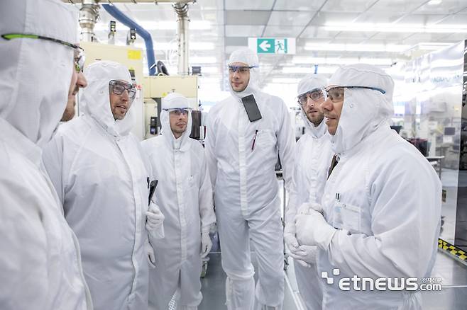 아이멕(imec) 클린룸에서 얘기를 나누고 있는 연구원들