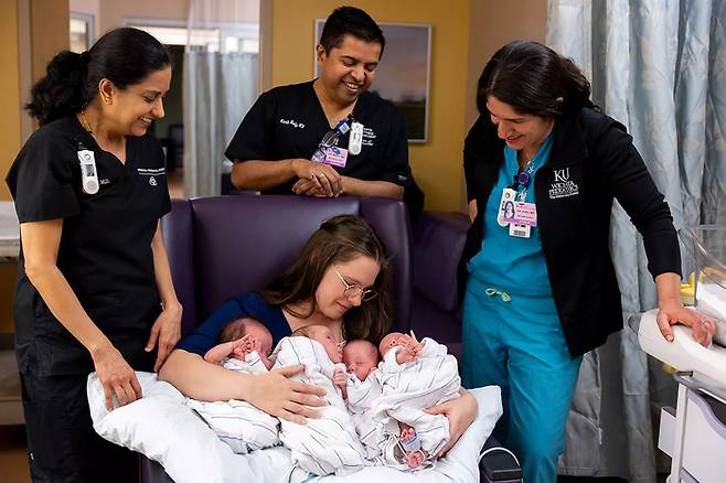 미국 로드아일랜드주의 레이첼 바르가스가 지난 1월 일란성 네 쌍둥이를 낳았다. 사진=배너 헬스