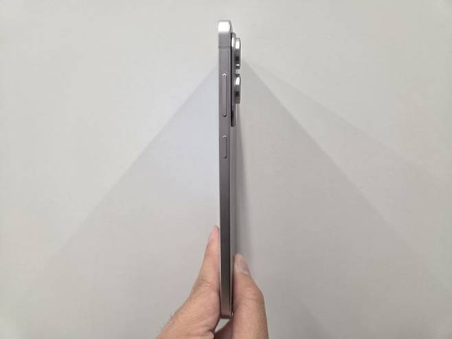 갤럭시 S25 엣지 측면 모습. 사진=구자윤 기자