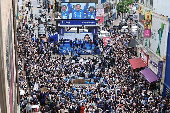 이재명 더불어민주당 대선 후보가 지난 13일 대구 중구 동성로 광장에서 유세전을 펼치고 있다. 리얼미터가 에너지경제신문 의뢰로 지난 14∼16일 전국 18세 이상 유권자 1509명 대상으로 차기 대선주자 적합도를 조사한 결과, 대구·경북에서 김문수 44.9%, 이재명 43.5%, 이준석 9.0%의 지지율을 보였다. 95％ 신뢰수준에 표본오차 ±2.5% 포인트였다.무선 자동응답 조사 응답률은 8.4%였다. 중앙선거여론조사심의위원회 홈페이지 참조. 사진=공동취재