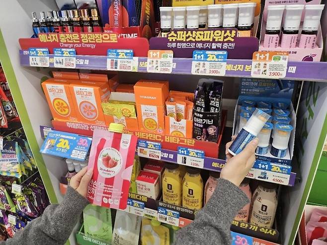 5월 가정의 달에 CU에서 잘 팔린 이중 제형 비타민 등 제품 모습. BGF리테일 제공
