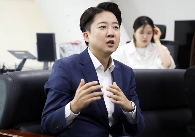 이준석 개혁신당 대통령 후보가 20일 광주광역시의회 기자실을 찾아 지역 기자단과 질의응답하고 있다. 뉴스1