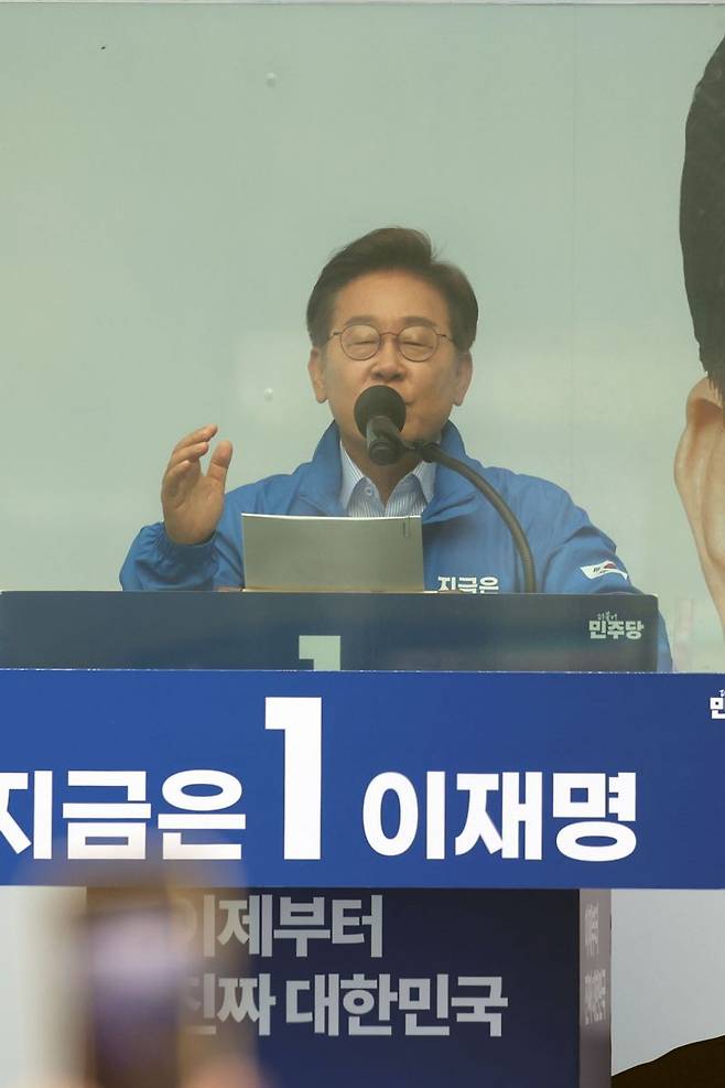 더불어민주당 이재명 대선 후보가 20일 경기 의정부 로데오거리에서 열린 유세에서 시민들에게 지지를 호소하고 있다. 사진=서동일 기자