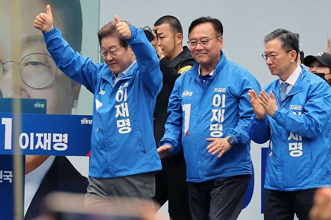 더불어민주당 이재명 대선 후보가 20일 경기 의정부 로데오거리에서 열린 유세에서 시민들에게 지지를 호소하고 있다. 사진=서동일 기자