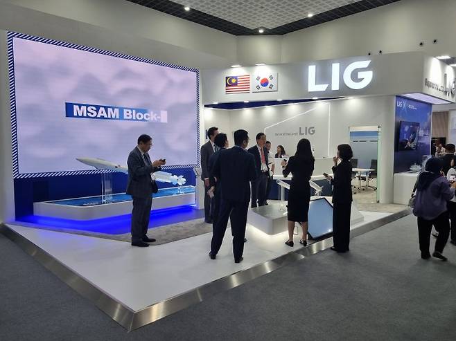 말레이시아 랑카위에서 20일 개막한 동남아시아 최대 해양·항공 방산전시회 'LIMA 2025' 방문객들이 LIG넥스원 전시관을 살펴보고 있다. LIG넥스원 제공