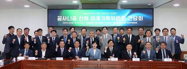 더불어민주당이 20일 AI시대에 국가 미래전략 수립을 위한 '미래기획위원회'를 출범했다.