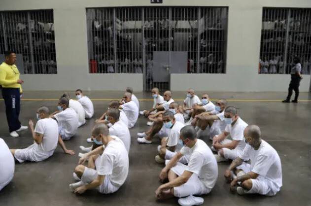 엘살바도르에 있는 세계 최대 규모 교도소인 테러범수용센터(CECOT)의 재소자들이 2023년 10월12일 교화 교육을 받는 모습. AP 연합뉴스