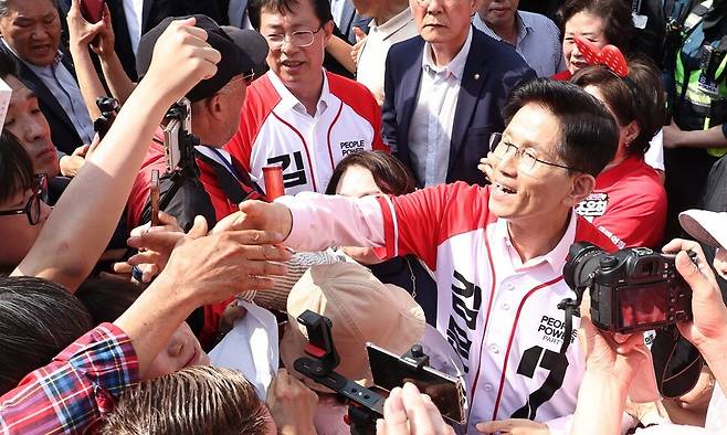 김문수 국민의힘 대통령 후보가 20일 서울 서초구 고속터미널 앞 광장에서 지지자들과 악수하고 있다. 윤운식 선임기자